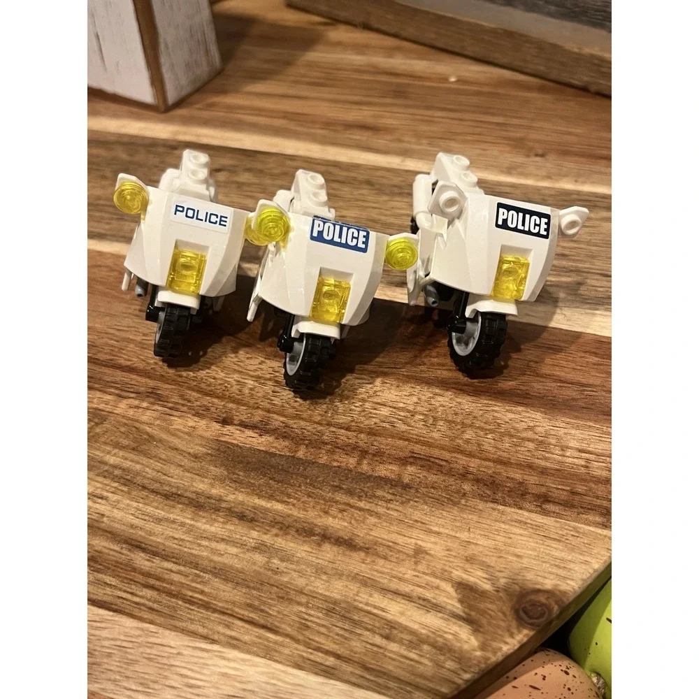 3 LEGO Motorcycle Police white for minifigures (1 Missing Lights) EUC See Pics